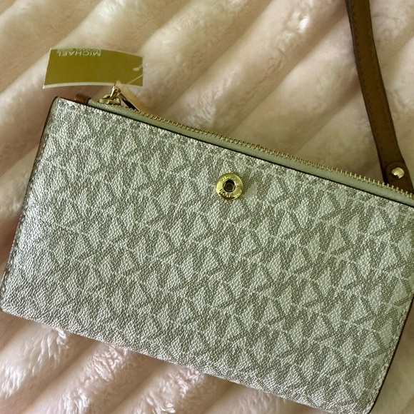 Michael Kors Monogram Beige wristlet ( NEW) - Picture 6 of 9